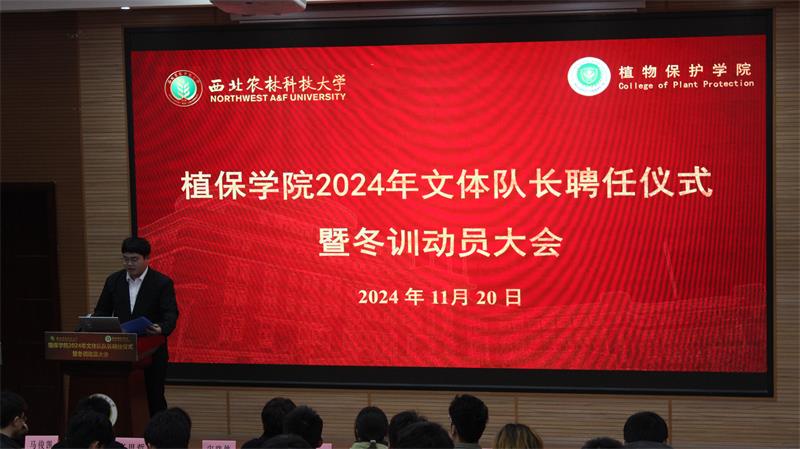 800学生会主席团成员李熙智介绍学院文体队情况.jpg