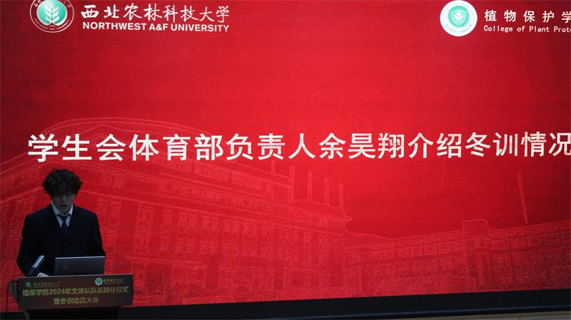 800学生会体育部负责人余昊翔介绍冬训情况.jpg