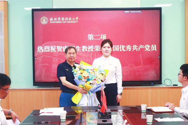 8003新发展党员杨硕为康振生同志献花.jpg