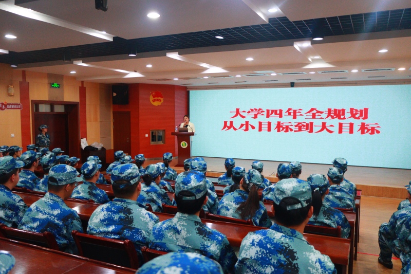 （3）图3院党委副书记高媛面向新生开展入学教育暨学业规划专题讲座(1).jpg