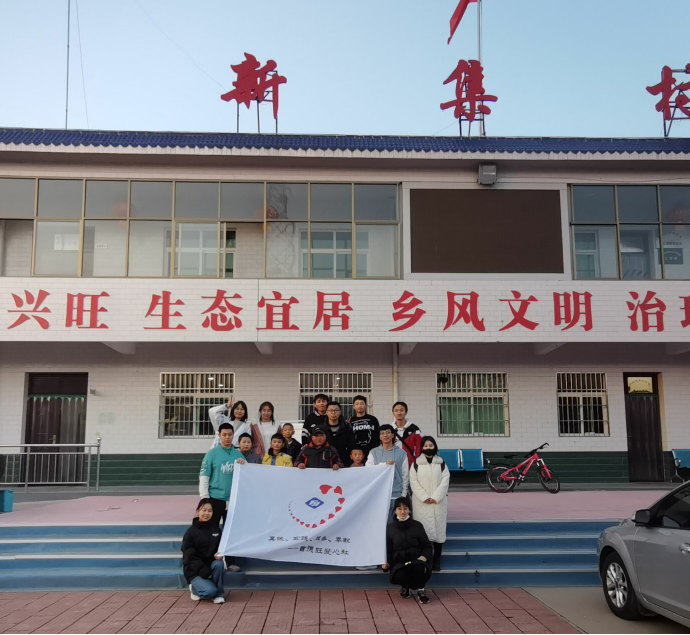 3f484da69b96433d9598c53e6b54a42f.png 与小朋友合影.png