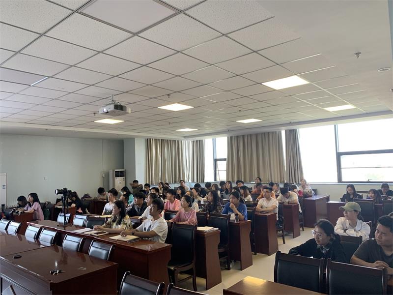 e9aa214299374cde86704f4e3159be4c.jpg 学生认真聆听800.jpg